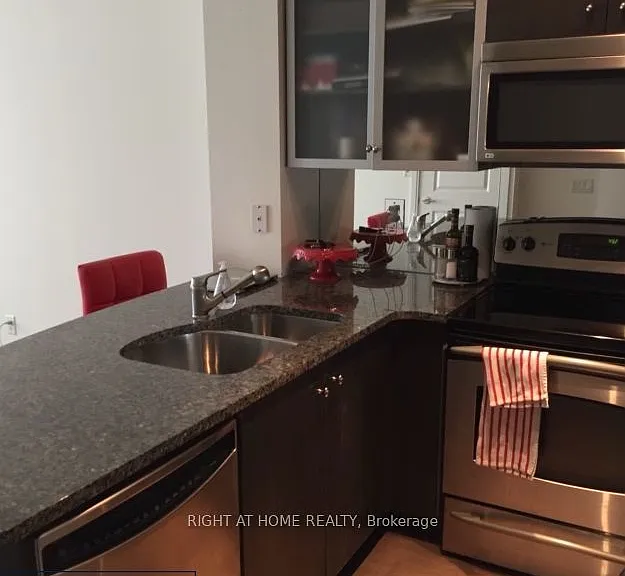 21 Scollard St #412 — Photo 5