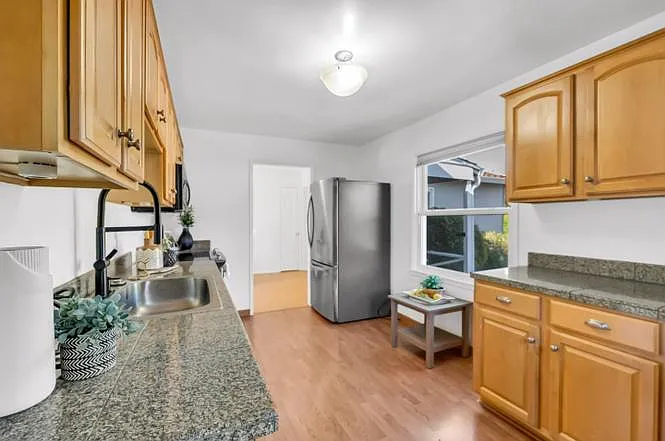 389 Lastreto Ave — Photo 11