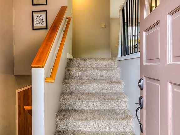 Inviting entryway - 2 story