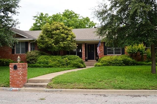 1st image of 1415 W Pecan St