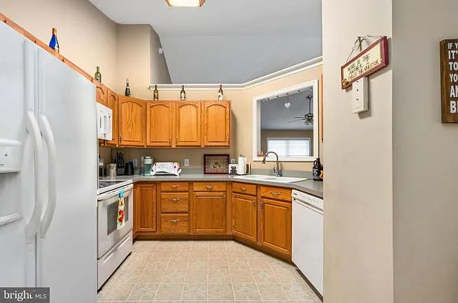 1223 Winfield Ct — Photo 10