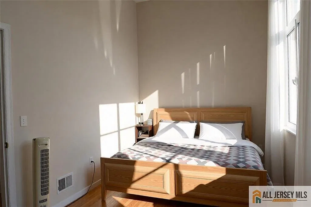 2 bed, 1.0 bath, $1,300 — Photo 3