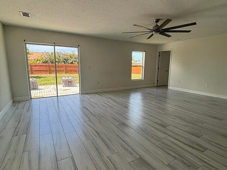 2231 SE Mariposa Ave — Photo 2