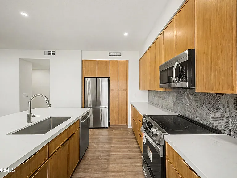 2084 N Sunset Dr — Photo 16
