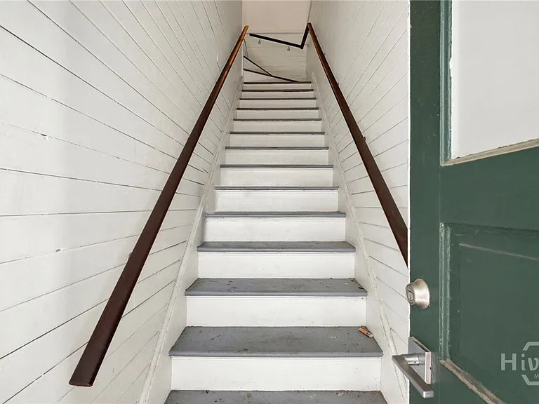 114 W Waldburg St — Photo 33