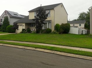 10 Maple Hollow Ln, Sicklerville, NJ 08081