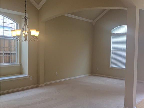 5th image of 2034 Camelot Dr