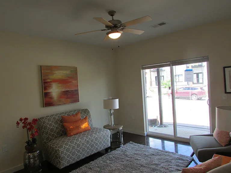 909 Perry St — Photo 18