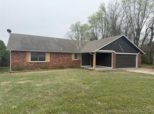 1402 SE 9th St, Wagoner, OK 74467
