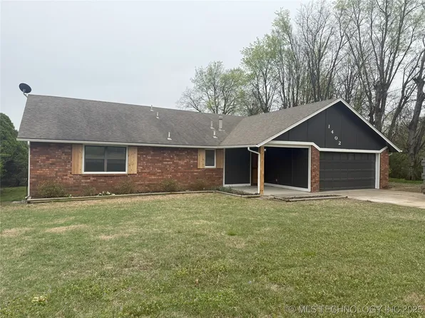 1402 SE 9th St, Wagoner, OK 74467