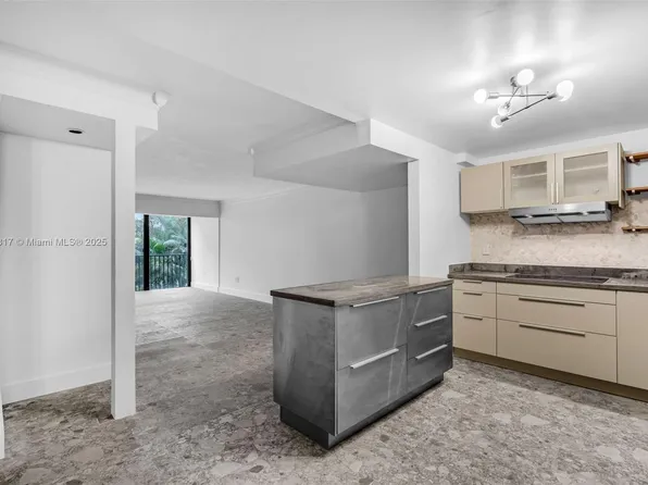 200 NW 87th Ave APT J211, Miami, FL 33172