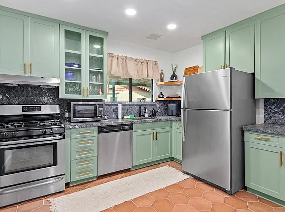 1207 E Minnezona Ave — Photo 11