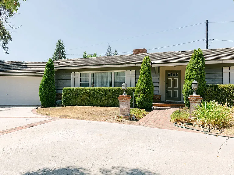 1661 Highland Oaks Dr — Photo 1