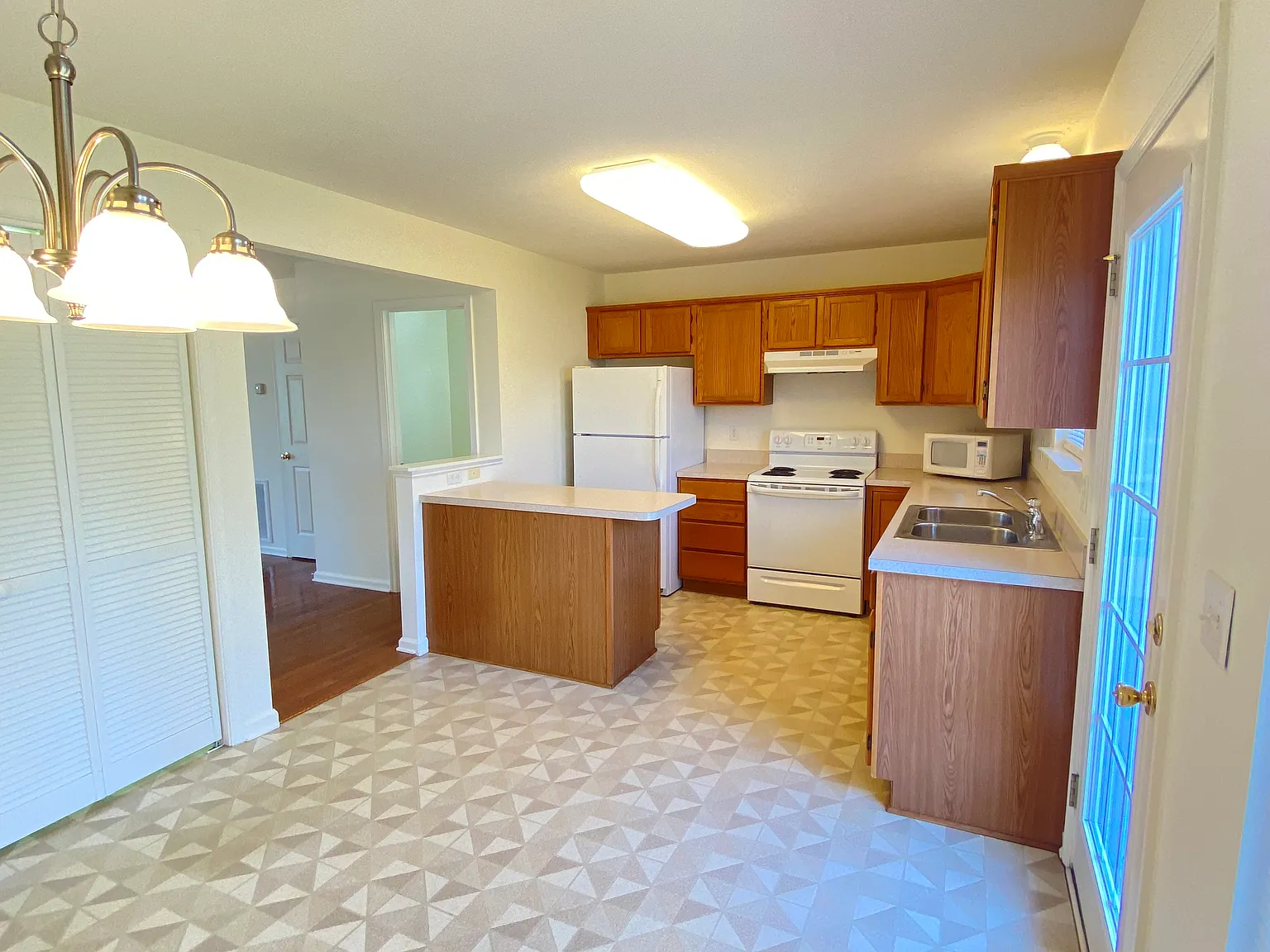3 bed, 1.5 bath, 1254 sqft, $1,890 — Photo 3