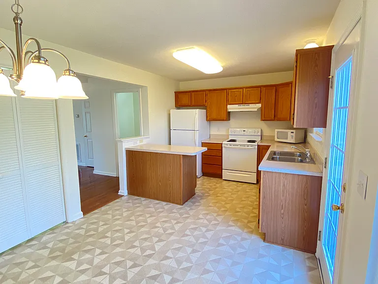 104 Windstone Dr — Photo 3