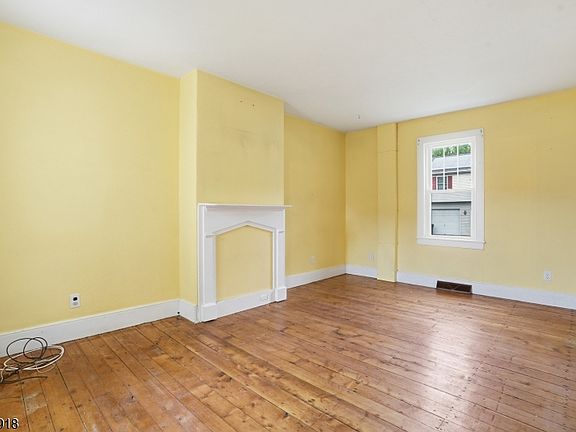 5th image of 54 Front St