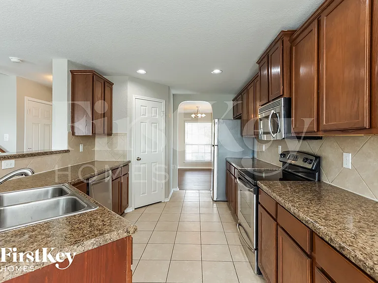 466 Dolly Dr — Photo 6