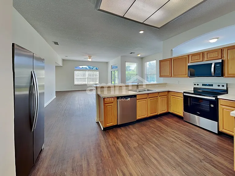 341 Diana Ct — Photo 4