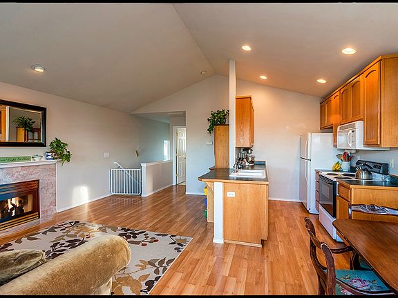 3rd image of 221 Strand St