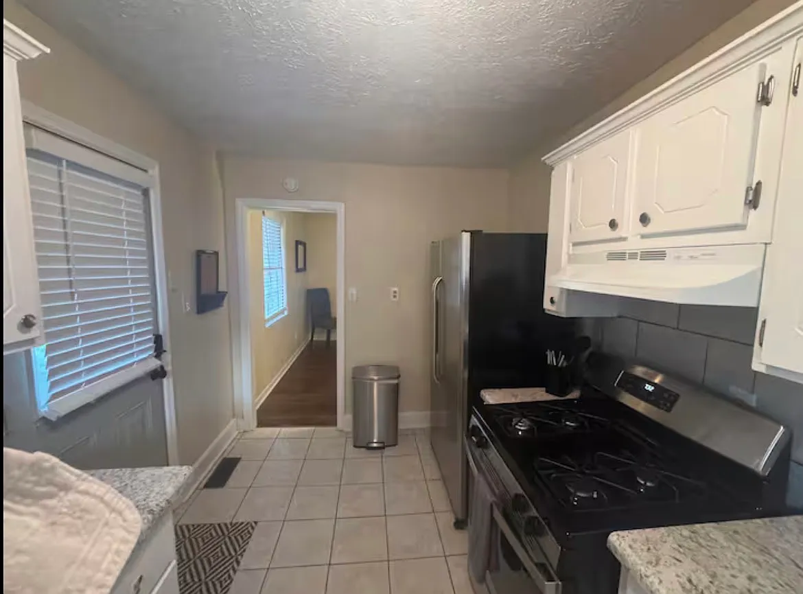 3 bed, 900 sqft, $1,900 — Photo 2