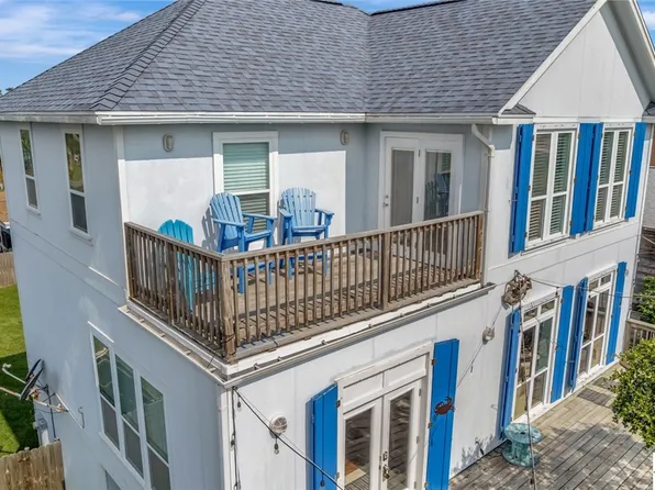 207 S 2nd St, Rockport, TX 78382