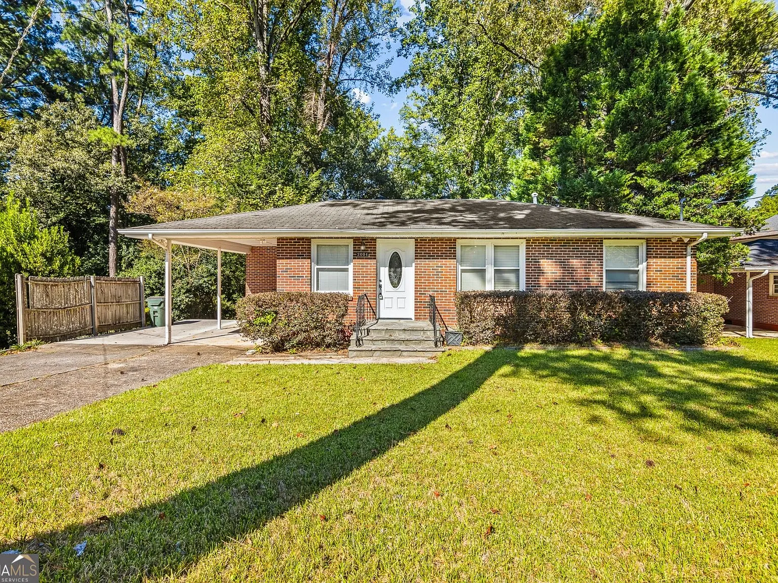 3 bed, 1.0 bath, 910 sqft, $2,300 — Photo 1