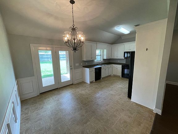 3rd image of 907 Clubhouse Dr