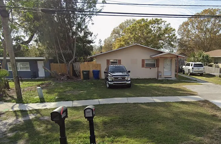 1732 Gladys St — Photo 1