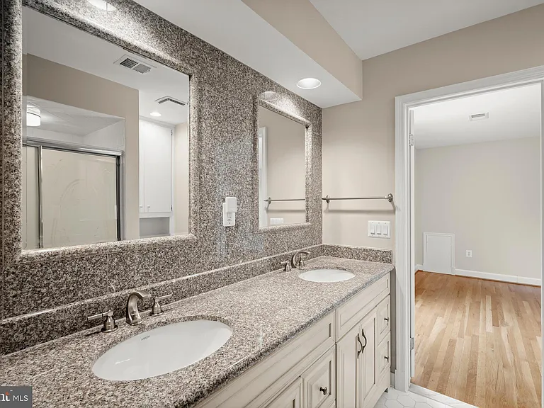 9809 Hall Rd — Photo 34