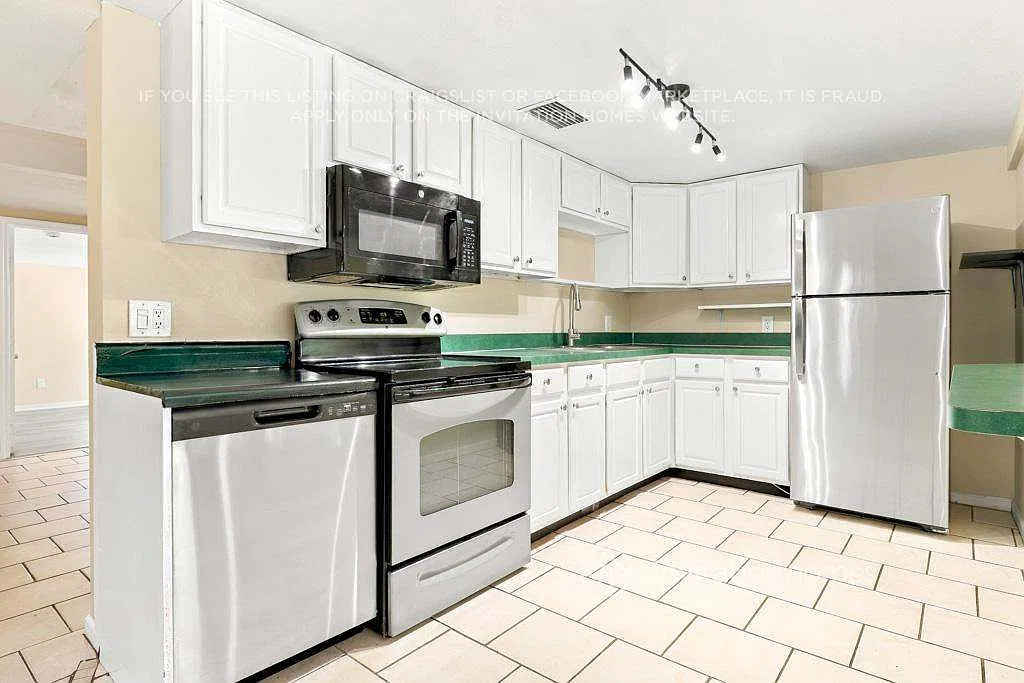 924 Brookwood Dr S Saint Petersburg, FL 33707 — Photo 3