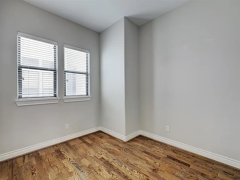 3245 Maxroy St — Photo 12
