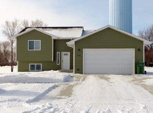 402 Finch Cir, Brookings, SD 57006