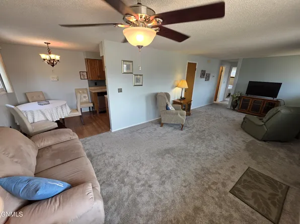 404 12th St NW, Mandan, ND 58554