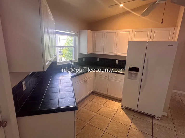 4618 SW 7th Pl — Photo 3