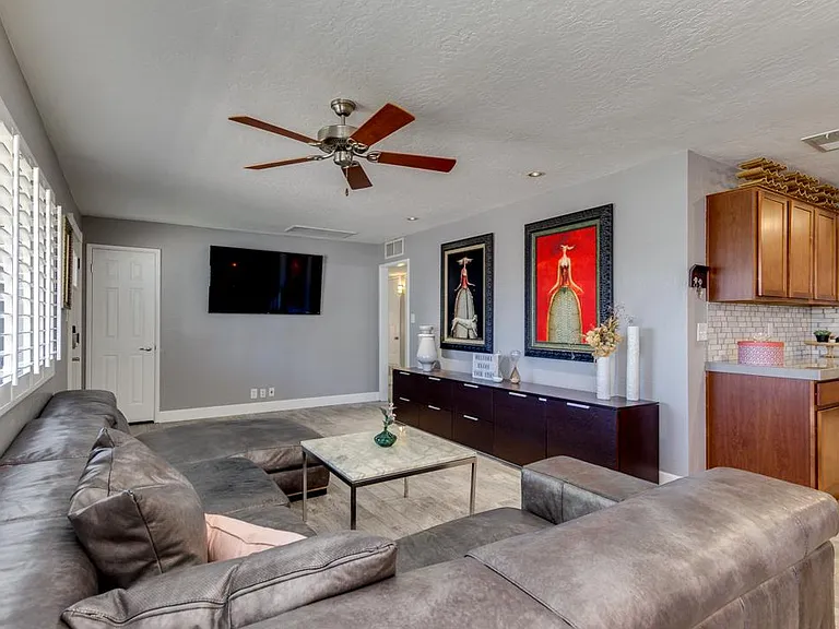 318 E Butler Dr — Photo 18