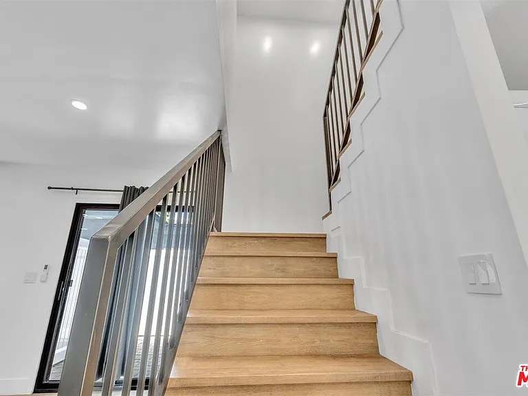14121 Califa St — Photo 35
