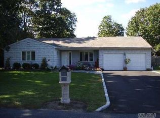 122 Holiday Blvd, Center Moriches, NY 11934