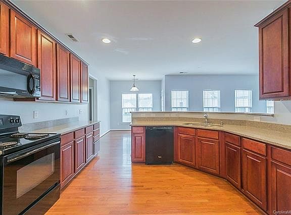 3rd image of 2749 Shannon Dr