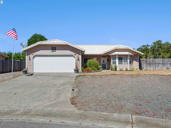 1066 Pirates Ct, Coos Bay, OR 97420