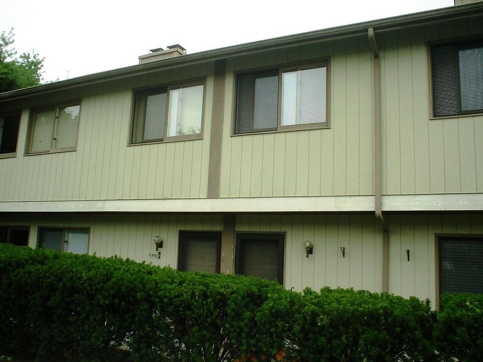 Welcome to this large Birchwood townhouse