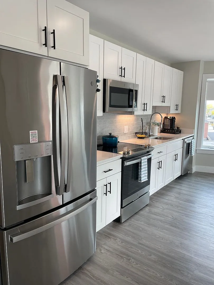 Modern 2-Bed in Southie with Central AC, In-Unit Laundry, and No Fee — Photo 3