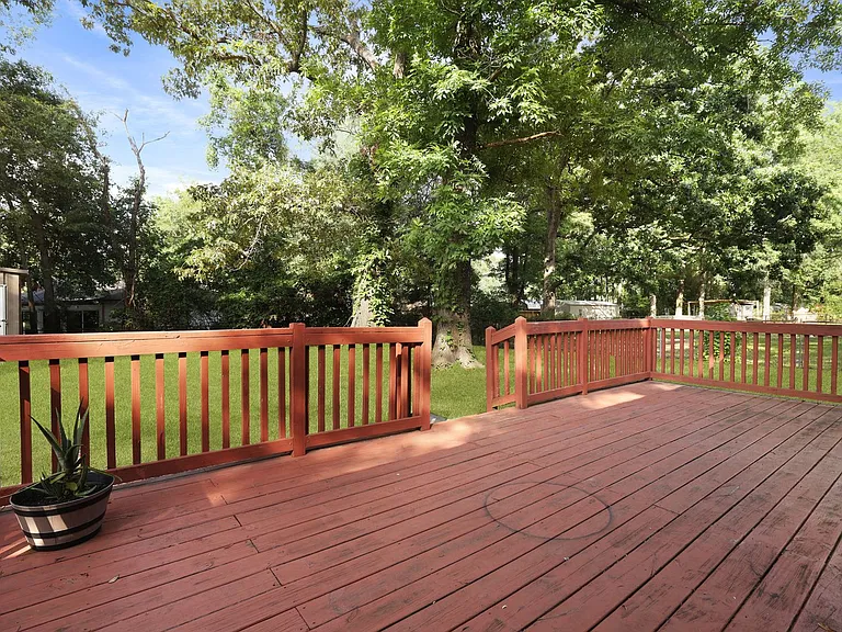 226 Larchmont Dr — Photo 35