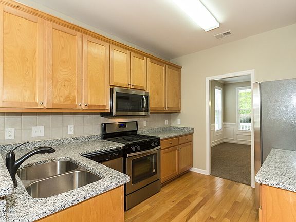 4th image of 83 Oak Park Sq