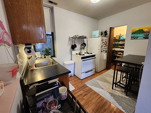 4th image of 1434 W Blackhawk St APT 2R