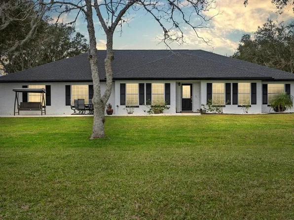 125 Country Circle Dr W, Port Orange, FL 32128