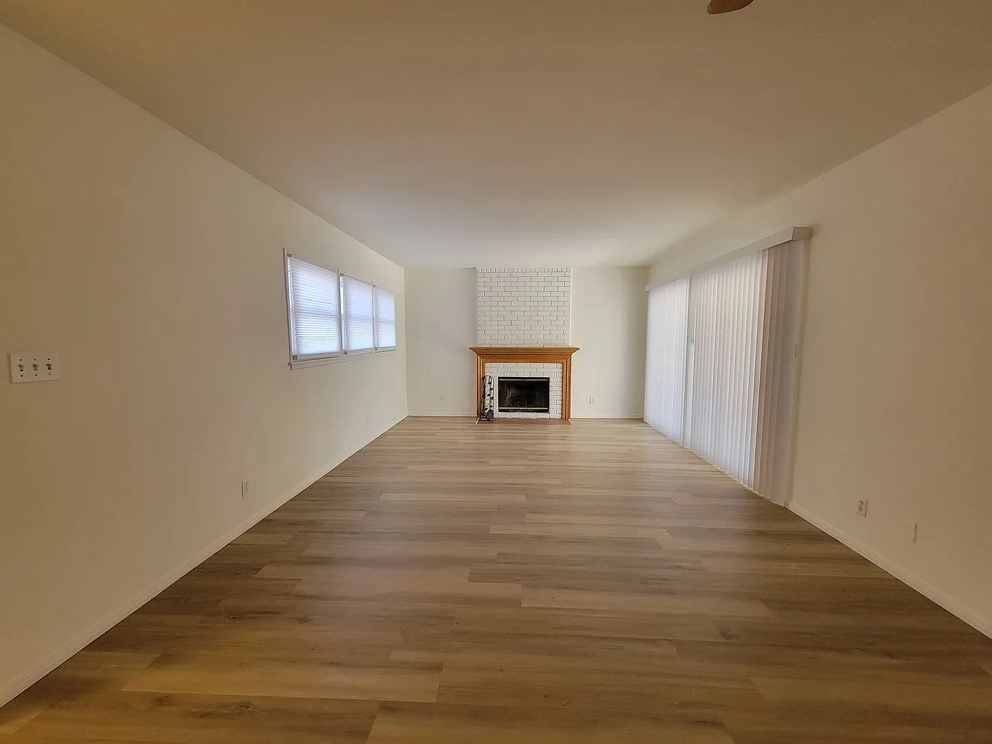 **Price Reduced** Spacious 3 Bedroom Canoga Park House — Photo 4
