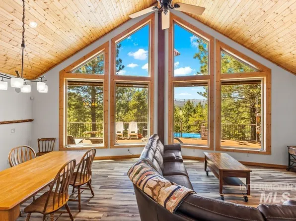 10389 Gamann Dr, Cascade, ID 83611