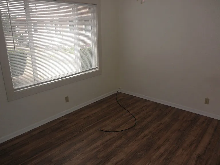 1481 Hines St SE — Photo 4