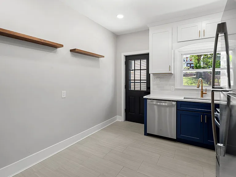 343 Ella St — Photo 16