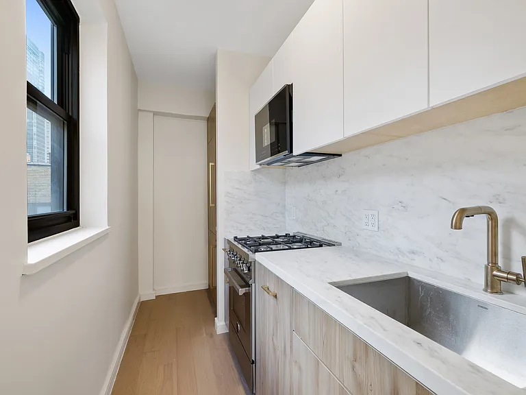 340 E 52nd St #5F — Photo 2